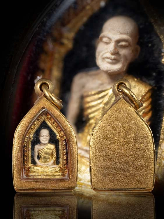 พระผงไตรภาคีท่านเจ้าคุณนรฯพิมพ์เล็กเนื้อผงเหลืองปิดทองโรยตะไบทองพร้อมตลับทอง1ใบ-1