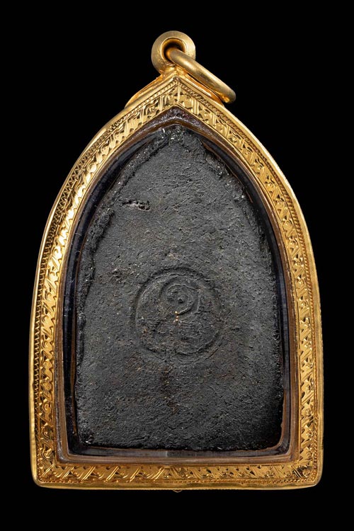 พระขุนแผนเสด็จกลับ ลป.สุภา วัดสีลสุภา พิมพ์ใหญ่เนื้อผงดำปิดทอง ปี2506 เลี่ยมทอง-1