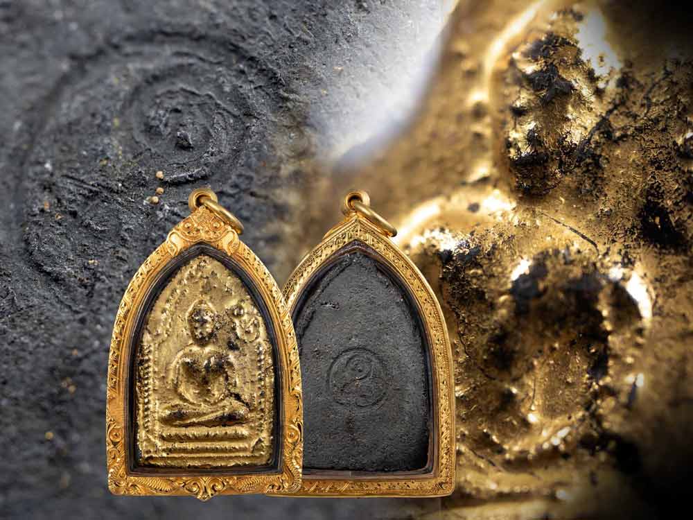 พระขุนแผนเสด็จกลับ ลป.สุภา วัดสีลสุภา พิมพ์ใหญ่เนื้อผงดำปิดทอง ปี2506 เลี่ยมทอง-1