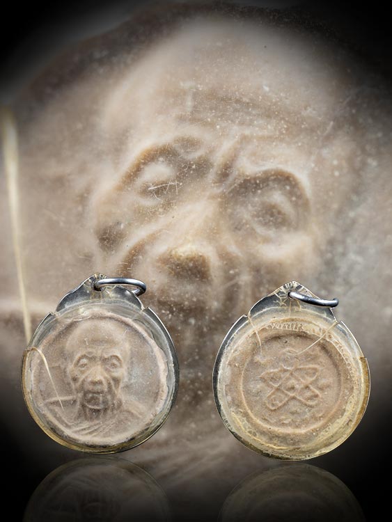 พระผงจันทร์ลอย หลวงปู่ทิม วัดละหารไร่ จ.ระยอง เลี่ยมมาแต่เดิม-1