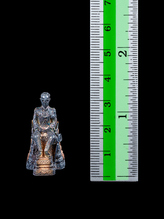 รูปเหมือนในหลวงนั่งบัลลังก์ เนื้อเงิน สวยเดิม พร้อมกล่องเดิม หายาก-1