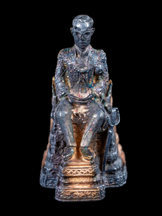 รูปเหมือนในหลวงนั่งบัลลังก์ เนื้อเงิน สวยเดิม พร้อมกล่องเดิม หายาก-1