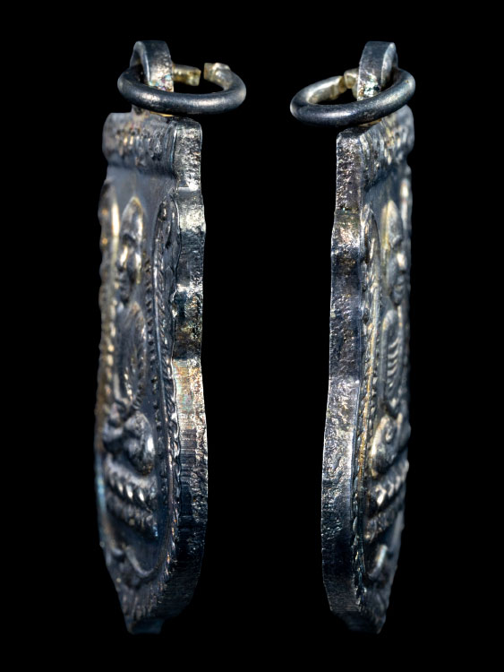 เหรียญเลื่อนสมณศักดิ์หลวงปู่ทวด วัดช้างให้ เนื้อทองแดงกะไหล่เงิน สวยเดิมพร้อมซองเดิม-1